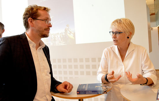 ROS: Berit Thorbjørnsrud roser forfatterne av «Global kristendom», her representert ved Vebjørn Horsfjord. Foto: Stein Gudvangen, KPK.