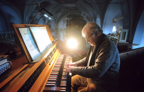 UTFORDRENDE: En stor andel av organister og kantorer i Den norske kirke er over 60 år, mens det er altfor få som utdanner seg for å bli kirkemusikere. Det skaper problemer. Foto: Creo. 