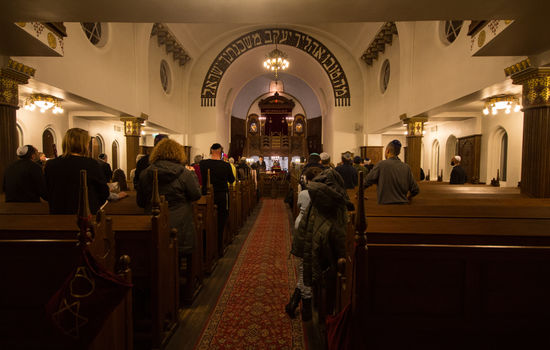 MINNEBØNN: Mange av medlemmene i Det Mosaiske Trossamfunn i Oslo møtte opp i synagogen for å minnes de drepte jødene i Pittsburgh. FOTO: Ingunn Marie Ruud, KPK