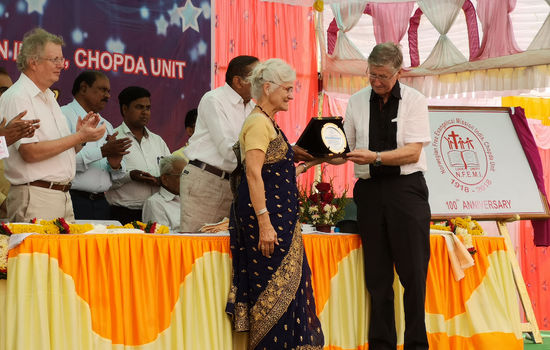 ÆRESPRIS: Winnie og Kjell Gulbrandsen har gjort ein utretteleg innsats for Chopda misjonsstasjon i India. Her mottek dei 100-årsjubileets ærespris. FOTO: Kari Undeland.