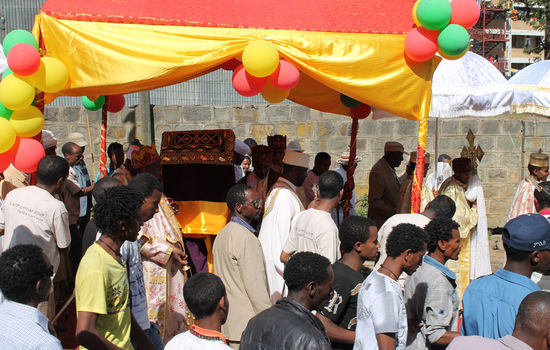KONVERTERING: En kristen leder i Etiopia mener unge kristne lokkes med jobb og annen støtte dersom de konverterer til islam. Her går etiopisk-ortodokse kristne i prosesjon under en religiøs festival. Personene på bildet har ikke tilknytning til personer i saken. ILLUSTRASJONSFOTO: Limboko/Pixabay