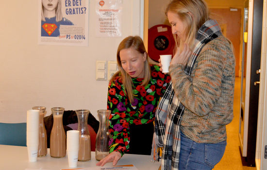 TE: Inga Steen fra HimalPartner byr på chai og informasjon om Giving Tuesday på NLA Høgskolen i Oslo. Foto: Stein Gudvangen, KPK.