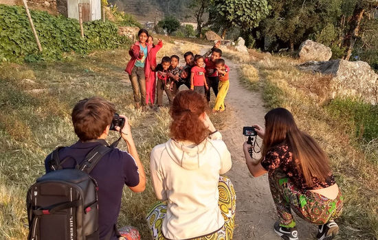 INFLUENCERE: Under Normisjons egen TV-aksjon skal blant annet populære YouTubere og Instagramere dele sine inntrykk av et av deres bistandsprosjekter i Nepal. FOTO: Normisjon