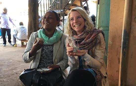PÅ KAFÉ: Jeritu Berhanu (48), lederen for WEWEP, er en av de etiopiske kvinnene som Marit Breen samarbeider tett med. De møtes gjerne for en prat på en av Ghimbis lokale kafeer. Foto: privat