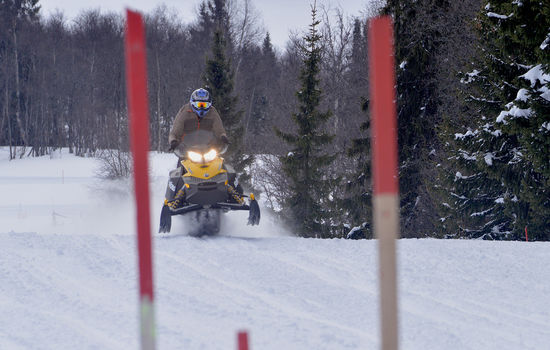 FART: Snøscooterkjøring får adrenalinet til å strømme hos deltaker på Mann-leiren i Hemsedal. Foto: Stein Gudvangen, KPK.