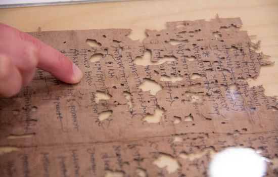 KRISTNE SPOR: Papyrus-biten fra 200-tallet, som inngår i samlingen til Universitetet i Oslo, inneholder mange kristne referanser og koder. FOTO: Ingunn Marie Ruud, KPK