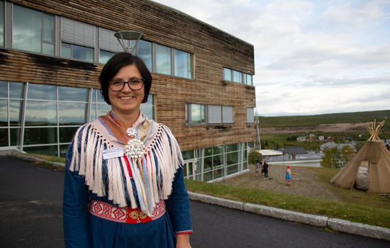 NY BIBEL: Generalsekretær i Samisk kirkeråd, Risten Turi Aleksandersen, tror de fleste samiske kirkegjengere blir glad for å få en bibel på et nordsamisk språk som er likere det språket de snakker i dag. FOTO: Ingunn Marie Ruud, KPK