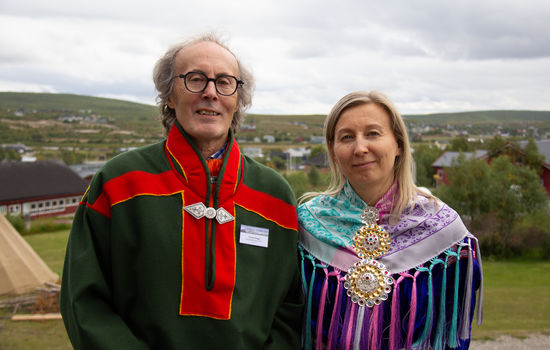 DRØMMER: Tuomas Magga fra Finland og Berit Anne Bals Baal fra Norge drømmer om et nordsamisk skriftspråk som er likt på tvers av landegrensene i Sápmi. FOTO: Ingunn Marie Ruud, KPK