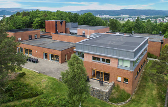 PLASS: Ansgarskolen ligger på Hånes øst for Kristiansand og har en tomt der det er mulig å bygge ut i takt med økende plassbehov. Foto: Ansgarskolen.