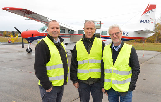 NYTT FLY: Marco Koeffmann (til venstre) og Hans Jörg Schlatter (i midten) skal ta den nye Cessnaen til Afrika. Her står de på Sandefjord Lufthavn Torp sammen med Willy Ludvigsen fra MAF Norge før avreisen sørover. Foto: Stein Gudvangen, KPK.