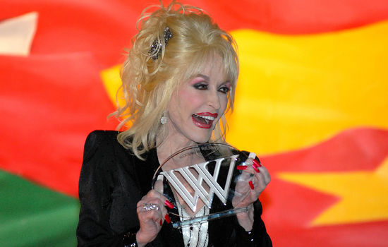 ET KALL: Dolly Parton opplever sin artistkarriere som et kall fra Gud. Nå er hun aktuell med en ny serie på Netflix. Her fra en prisutdeling i 2008. FOTO: Wikimedia Commons