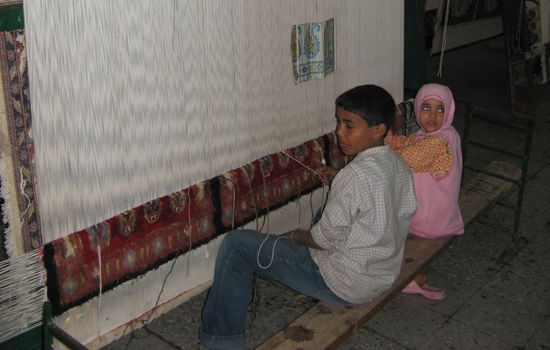 STERK LOV: Kirkens Nødhjelp ønsker ei sterkare lovgiving for å hindra barnearbeid i leverandørkjedane til varer som kjem til Noreg. Her vever barn tepper i Egypt. FOTO: Lisa.davis/Wikimedia Commons