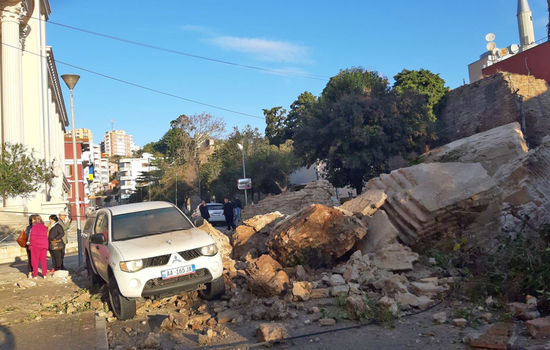 STORE ØYDELEGGINGAR: Sjølv den gamle bymuren i Durrës vart øydelagd av det kraftige jordskjelvet tysdag morgon: FOTO: Misjon Uten Grenser