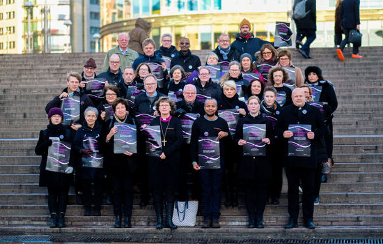 I SVART: Torsdag 5. desember demonstrerte en rekke kirkeledere mot vold og overgrep. FOTO: Norges Kristne Råd