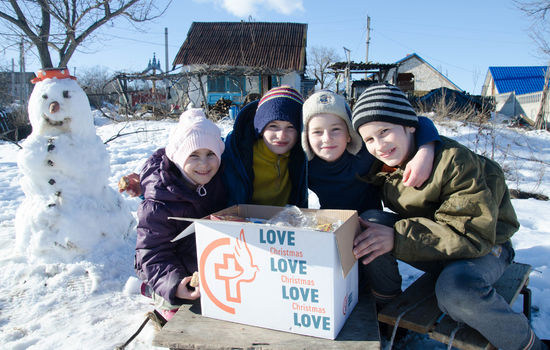FØRSTE JUL: Dorina, Adrian, Nicolae og Ion opplever jul for første gang med julepakken fra Misjon Uten Grenser i Moldova. FOTO: Misjon Uten Grenser