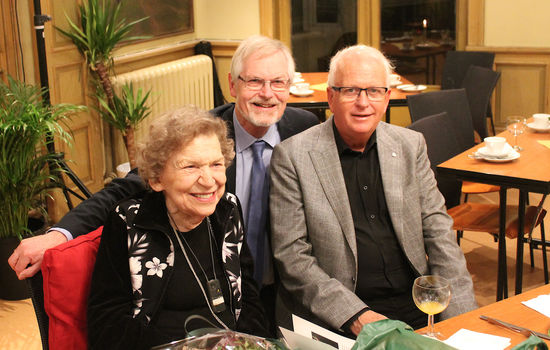 FEIRING: Salmedikterne Vidar Kristensen (bak) og Eyvind Skeie var med på markeringen av sin salmistkollega Gerd Grønvold Saues 90-årsdag. Foto: Nils-Petter Enstad.