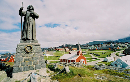 KIRKESTRID: Det er lite samarbeid mellom menighetene i Nuuk på Grønland. Bildet viser Vor Frelser kirke og statuen over «Grønlands apostel», Hans Egede. Foto: Wikipedia Commons.