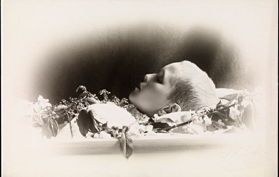 SKREVET I SORG: Sangen «Herligste navn som er uttalt på jord» ble skrevet etter Hjalmar Hansens sønn døde i 1920. Dette kabinettkortet viser en annen ung gutt som døde på starten av 1900-tallet. FOTO: Nasjonalbiblioteket