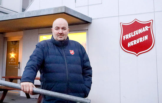 HEDER: Martin Kúrberg jobber for Frelsesarmeen og er kåret til «Årets færøying». Foto: Andrew Hannevik, Frelsesarmeen.