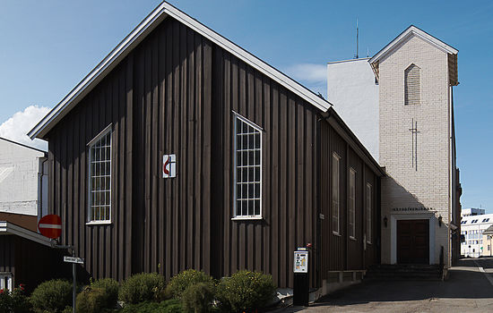 SELGES: Hamar metodistkirke kan bli solgt til eierselskapet bak lokalavisa Hamar Arbeiderblad som ligger i nabogården. Foto: Wikimedia Commons. 