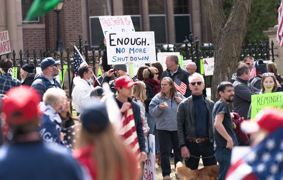 PROTEST: I USA har mange kirker stått fremst i kampen mot pandemi-restriksjonene. Her er fra en demonstrasjon i Minnesota. FOTO: Lorie Shaull/Wikimedia Commons