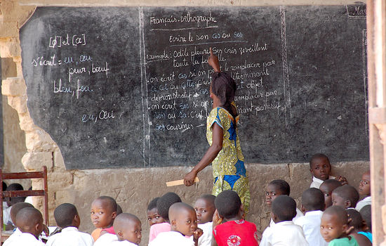 NYE METODER: Den tradisjonelle undervisningsmåten i Kongo er at kommunikasjonen skjer fra kateter til klasse, mens eleven aktiveres mye mer i læreprosessen i prosjektet som Baptistsamfunnet støtter. Foto: Roger Dahl, Baptistsamfunnet.