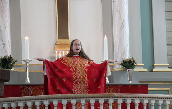 FØRSTE KVINNE: Kaja Burhol Austad er første kvinne til å bli ordinert i Flekkefjord kirke. Hun føler likestillingen i kirken er på rett vei. FOTO: Kirsti Rom