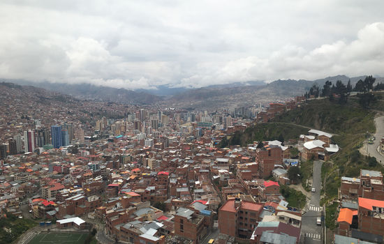 AUKA SPREIING: I storbyen La Paz, Bolivias hovudstad, spreier no koronaviruset seg dramatisk. Saman med ein betent politisk situasjon gjer dette det vanskeleg å gjennomføra Misjonsalliansens prosjekt i landet. FOTO: Ingunn Marie Ruud, KPK