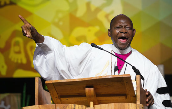 DØD: Biskop John Yambasu var en engasjert og engasjerende taler og leder med et nært forhold til norske metodister. Søndag omkom han i hjemlandet Sierra Leone. Foto: Metodistkirken i Norge.