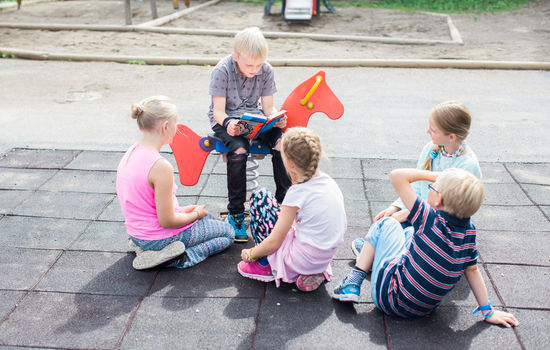 UTE: Søndagsskolen Norge oppfordrer barnegrupper til å prøve å holde søndagsskolene sine ute, men med større avstand enn her. ILLUSTRASJONSFOTO: Søndagsskolen Norge