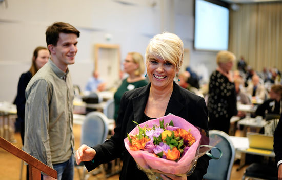 GJENVALGT: Kristin Gunleiksrud Raaum fortsetter som leder av Kirkerådet og mottok gratulasjoner og blomster etter valgseieren. Foto: Ole Martin Wold.