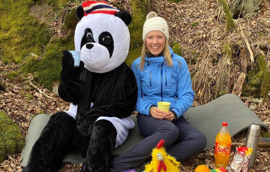 POPULÆR PANDA: Et heldekkende panda-kostyme ble til Fløffe som sammen med kateket Hilde Heitmann har blitt en hit blant barn i Sandar menighet og for flere på sosiale medier. FOTO: Marius Alstadsæter