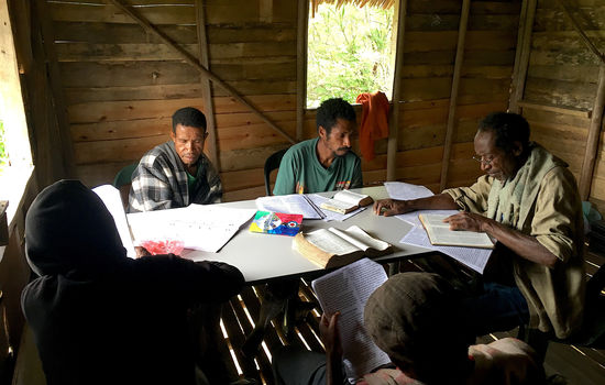 OMSETTER: Omsettere arbeider med syv språkgrupper i Papua Ny-Guinea der den norske utsendingen Eyvind Olafsrud er blant medarbeiderne. Foto: Wycliffe.