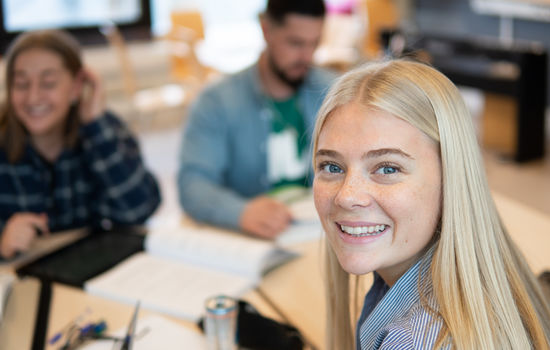 NYTT ØKONOMISTUDIUM: Frå førstkommande haust kan studentar òg studera økonomi ved NLA Høgskolen i Kristiansand. FOTO: NLA Høgskolen
