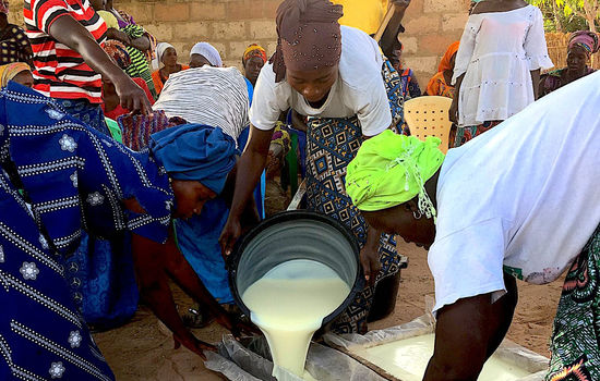 SUKSESS: Kvinner i Senegal bidrar til bekjempelsen av koronapandemien med å produsere såpe og munnbind. Foto: Herdis Heimdal, Lys over land.