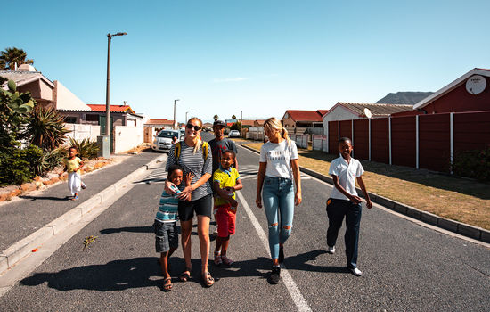 MANGE: Ungdom i Oppdrag har normalt 150 langtidsmisjonærer ute. Disse ungdommene er på oppdrag i Sør-Afrika. Foto: UIO.