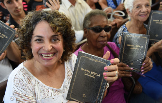 KUN SOM GAVE: På Cuba er det ikke lov å importere bibler for salg. Bibelselskapet får dele ut bibler så lenge de er fullfinansiert utenfra. FOTO: Bibelselskapet