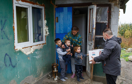ESKER MED MAT: Takket være mobilisering fra givere fikk Misjon Uten Grenser delt ut hele 41 000 esker med mat til familier i Øst-Europa i fjor. Det er 11 000 mer enn det som var planlagt. FOTO: Misjon Uten Grenser