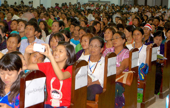 PROTESTERER: Det Norske Baptistsamfunn fordømmer militærets voldsbruk og kuppet i Myanmar, landet 2.000 av deres medlemmer kommer fra. Bildet er fra en gudstjeneste i en menighet i Myanmar. Foto: Baptistsamfunnet.