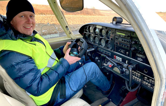 TAR AV: Christian Reme er den første eleven i Vision Aeroclub Listas historie, her på plass bak spakene i flyet som klubben disponerer. Foto: Jonas Evensen.