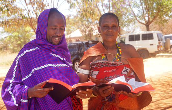 BIBEL PÅ SITT SPRÅK: 707 millionar menneske fekk Bibelen omsett til sitt språk i 2020. To av dei er syskenparet Gidufana Gafufen (t.v.) og Udagayda Mudinangi i Tanzania som fekk bibelen på deira språk, Datooga. FOTO: Bibelselskapet