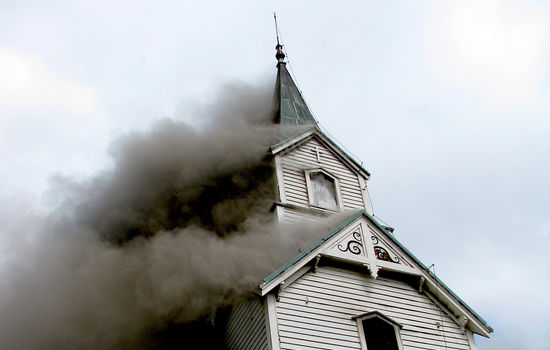 BRANN: Norske kirker brenner sjeldnere nå enn på 1990-tallet, men i 2010 brant Kopervik kirke ned til grunnen. Sidan er tre kirker til blitt sterkt brannskadet. Foto: Karmøy kirkelige fellesråd.