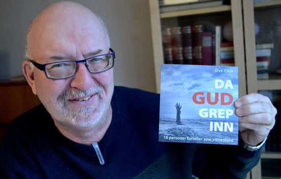 SELGER: Ove Eikje har grunn til å smile over salget av boka Da Gud grep inn. Nå trykkes den i fjerde opplag. Foto: Stein Gudvangen, KPK.