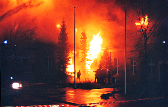 DØDSBRANN: En røykdykker mistet livet i brannen i Metodistkirken i Sarpsborg i 1992. Dette er en av bare to større frikirkebranner de siste 30 årene. Foto: Metodistkirken.
