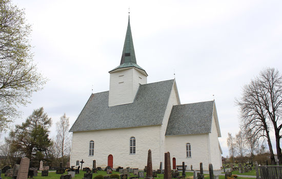 ELDST: Sørum kirke er fra 1166 og Lillestrøm kommunes eldste bygning. Lillestrøm kirkelige fellesråd har ansvaret for å vedlikeholde  den, noe som krever mye penger. Foto: Wikimedia Commons/Øyvind Holmstad.