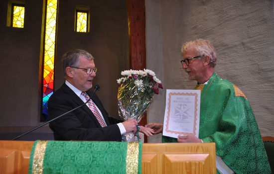 HEDRES: Torkild Masvie, biskop i Den lutherske kirke i Norge, ble tildelt Bibel og bekjennelsesprisen etter en gudstjeneste i Messiaskirken søndag 24. oktober. FOTO: Alf Danbolt/FBB