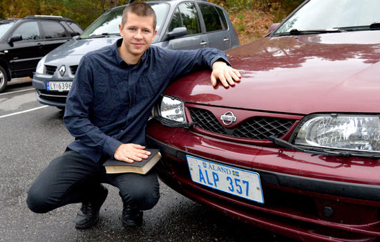 SEKULÆRT: – I Finland har folk sterke og negative fordommer mot kristne, sier Lucas Boström (19) fra Åland som satte seg i bilen og kjørte til Grimstad for å lære mer om trosforsvar. Foto: Stein Gudvangen, KPK.