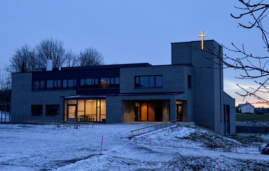 SØKNADSPLIKTIG: DELK Telemark i Skien må innen utgangen av året søke om dispensasjon hvis de skal få beholde lyset i korset på Skauen kirke. Foto: Stein Gudvangen, KPK.