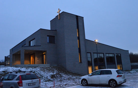 SØKER: Menigheten i Skauen kirke har en søknad på vei til Skien kommune for å få beholde det omstridte opplyste korset på toppen av tårnet sitt. Foto: Stein Gudvangen, KPK.