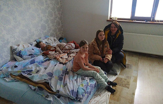 PÅ FLUKT: Disse ukrainske flyktningene, mor og tre barn, holder til i en umøblert leilighet der norske Tommy Thunheim og familien fikk hjulpet dem med mat og andre nødvendighetsartikler. Foto: Privat.